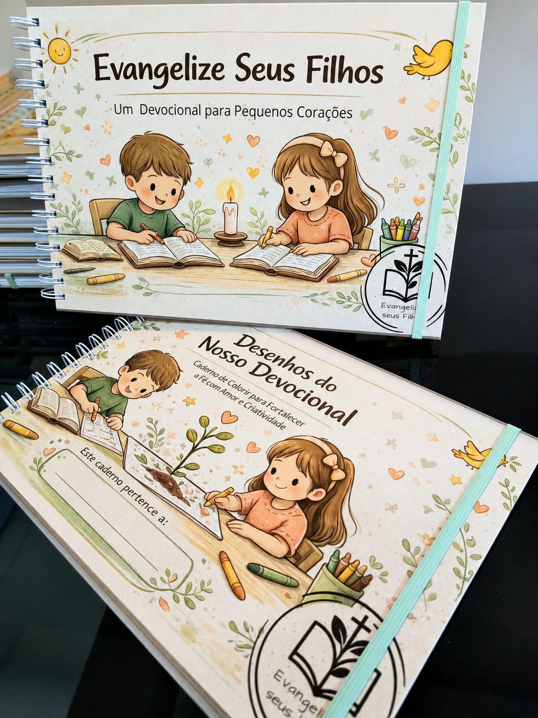 Devocional para Pequenos Corações em versão física sobre mesa de linho